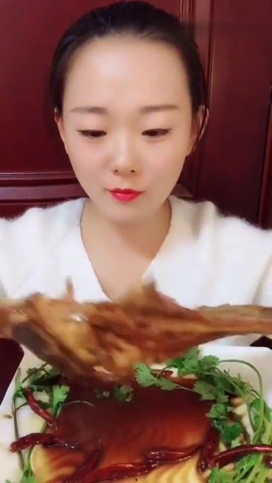 回族美女吃瓜视频,回族美女的甜蜜吃瓜时光