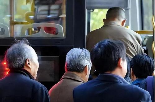 路上吃瓜老人视频大全下载,揭秘路上吃瓜老人视频大全下载背后的故事