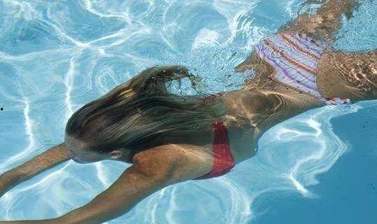 吃瓜游泳博主视频下载