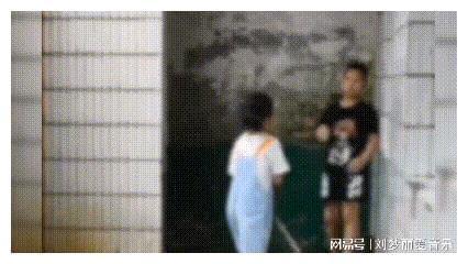 吃瓜老女人憋笑视频,笑料十足！吃瓜老女人憋笑视频引网友热议